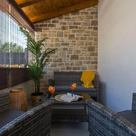 Strandnahes, Modernes Mit Privater Terrasse, Grill - Nur 250 Meter Zum Porec